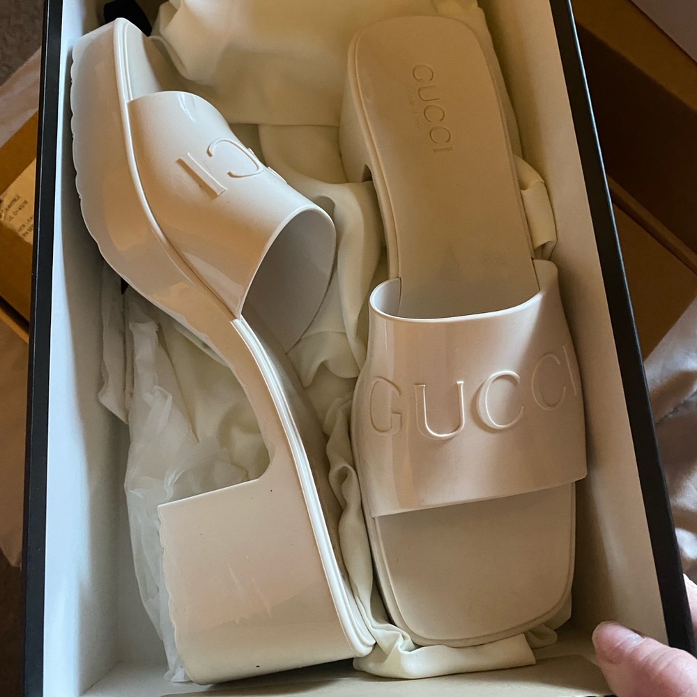 Gucci womens rubber slide sandal